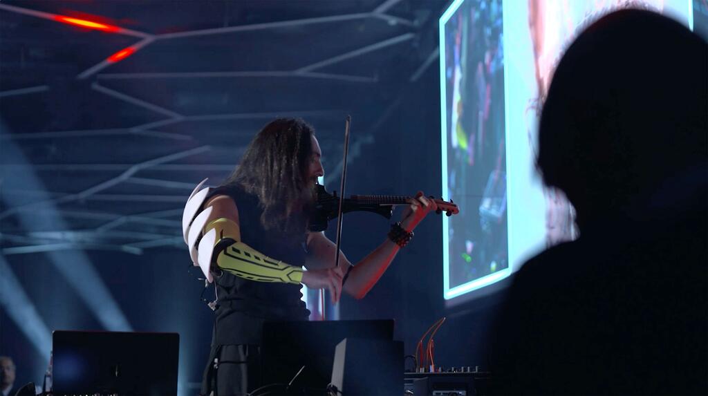 Un violinista con un brazo robótico actúa en el encuentro organizado por el Diálogo Global sobre Gobernanza de la IA en Ginebra, Suiza.